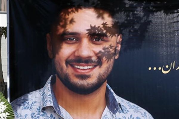 كان معارضًا للنظام.. تشييع جثمان طالب إيراني لقي حتفه إثر انفجار بجامعة طهران