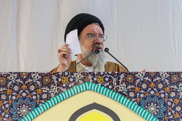 إمام جمعة طهران: "الحجاب الإجباري" واجب شرعي وقانوني