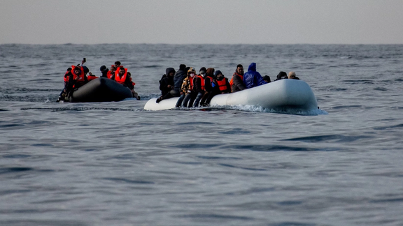 بريطانيا ترحّل مهاجراً إيرانياً للمرة الثانية بعد محاولته العودة عبر قارب صغير