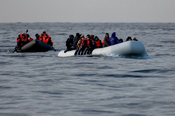 بريطانيا ترحّل مهاجراً إيرانياً للمرة الثانية بعد محاولته العودة عبر قارب صغير