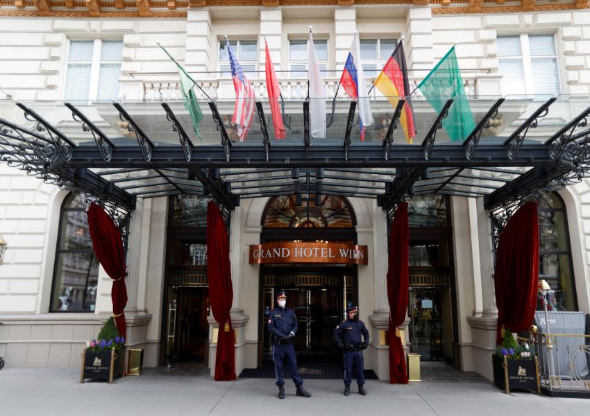 معاون جوزپ بورل برای توافق جهت از سرگیری مذاکرات هسته‌ای به تهران می‌رود