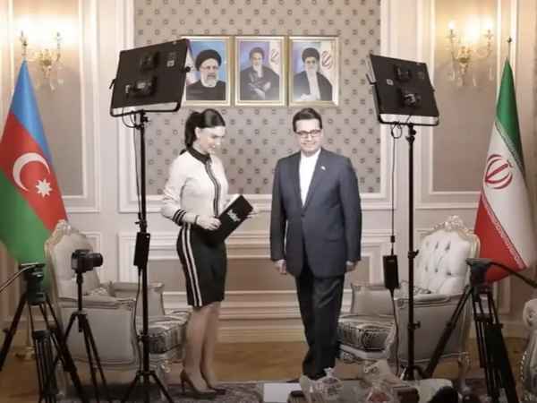إقالة سفير إيران لدى أذربيجان بعد ظهوره في مقابلة مع إعلامية غير محجبة