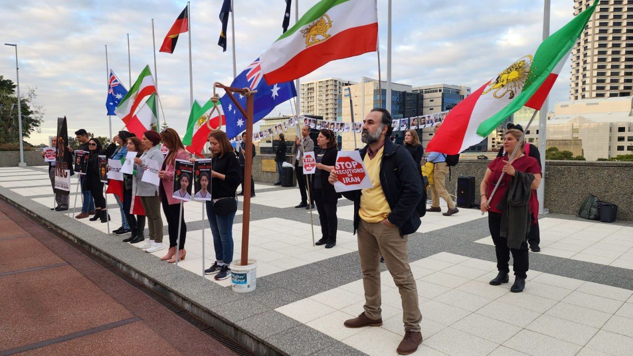 اعتراضات ایرانیان خارج از کشور ادامه دارد؛ تجمع در بریتانیا در اعتراض به اعدام‌ها در ایران