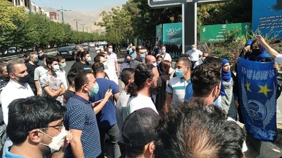 Esteghlal supporters gather in front of the Ministry of Sports