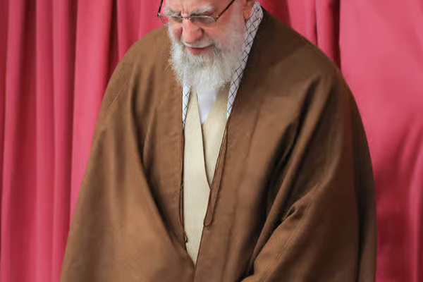 نجل مستشار المرشد الإيراني: لن نغلق مضيق هرمز إلا عندما نكون على وشك السقوط