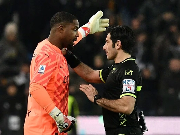 یک بازی بدون تماشاگر، تاوان شعارهای نژادپرستانه هواداران اودینزه علیه گلر میلان