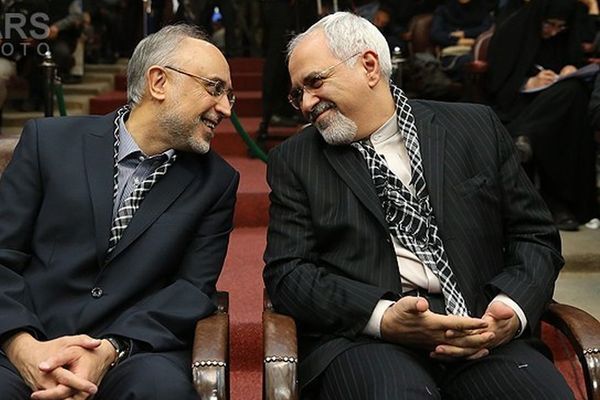 رئيس منظمة "الطاقة الإيرانية" الأسبق يؤيد لافروف بتحميل ظريف مسؤولية "آلية الزناد"