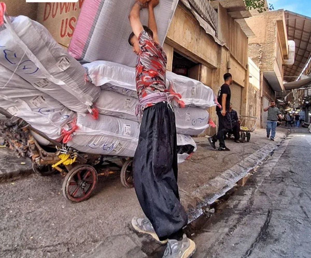 وكالة إيرانية: حمالون مراهقون ومسنّون في طهران يعملون قسرًا أكثر من 12 ساعة يوميًا