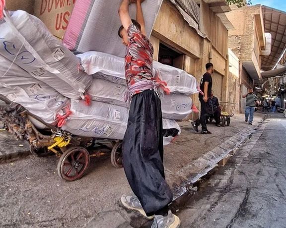 وكالة إيرانية: حمالون مراهقون ومسنّون في طهران يعملون قسرًا أكثر من 12 ساعة يوميًا