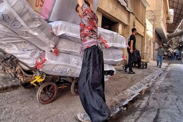 وكالة إيرانية: حمالون مراهقون ومسنّون في طهران يعملون قسرًا أكثر من 12 ساعة يوميًا