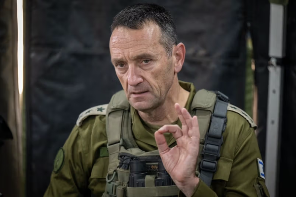 رئيس الأركان الإسرائيلي السابق يوجه انتقادات حادة لرئيس الموساد بسبب إيران