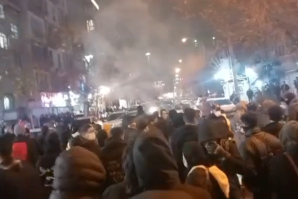 منظمة حقوقية: احتجاجات إيران امتدت إلى 25 محافظة و60 مدينة و174 نقطة في يومها الثامن