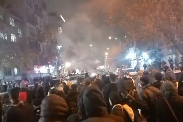 گاردین: معترضان ایران حکومت را آسیبپذیرتر از همیشه میدانند