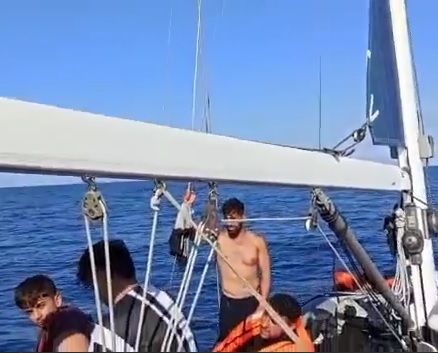 اختصاصی: سرگردان ماندن ده‌ها پناهجوی ایرانی و افغانستانی در یک قایق بر روی آب‌های مدیترانه