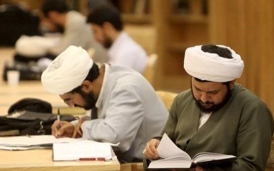 نماینده خامنهای در فارس: در کنار انگلیسی، هشت زبان دیگر دنیا را به طلاب آموزش میدهیم