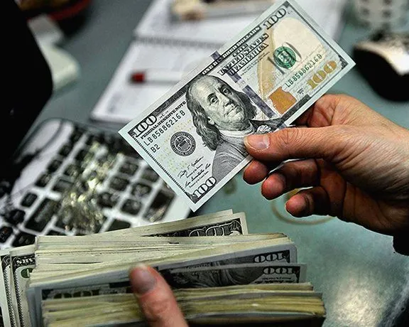 در پی درگیری نظامی؛ قیمت دلار در ایران دستکم ۱۰ هزار تومان بالاتر رفت