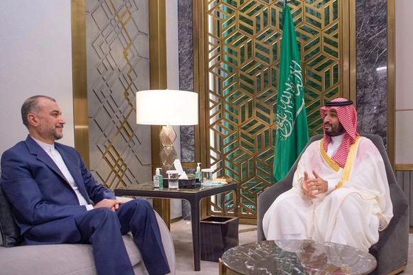 ولي العهد السعودي يلتقي وزير الخارجية الإيراني في الرياض
