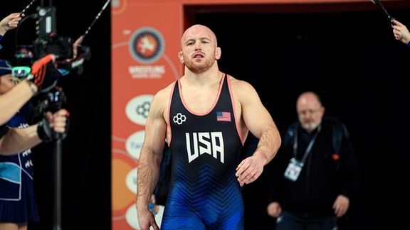 اسنایدر، قهرمان کشتی المپیک، بهدلیل تلاش برای رابطه جنسی در ازای پرداخت پول، دستگیر شد