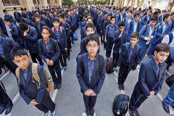 يتراوح بين 70 و80 ألفًا.. تحذير جديد من النقص الحاد في أعداد المعلمين بإيران