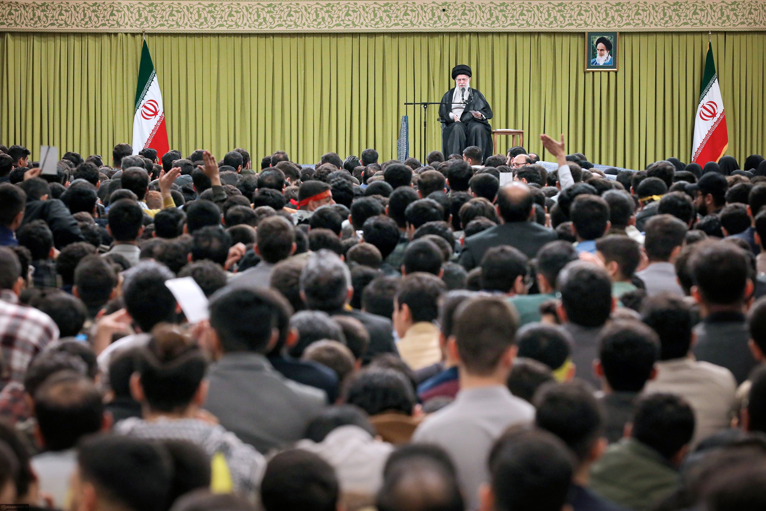 مسئولیت جنگ با خامنه‌ای است؛ سکوت خیانت است