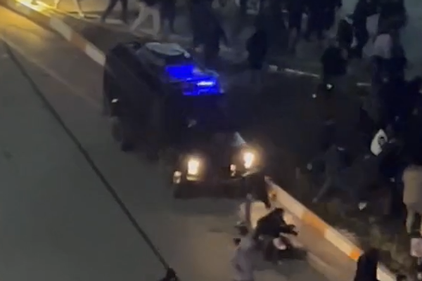 خودروهای زرهی حکومت دستکم در سه منطقه اردبیل از روی معترضان رد شدند