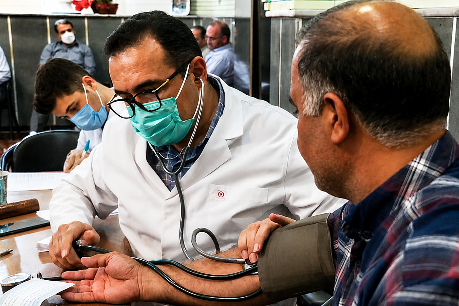AI self-diagnosis rises in Iran as healthcare costs drive patients online