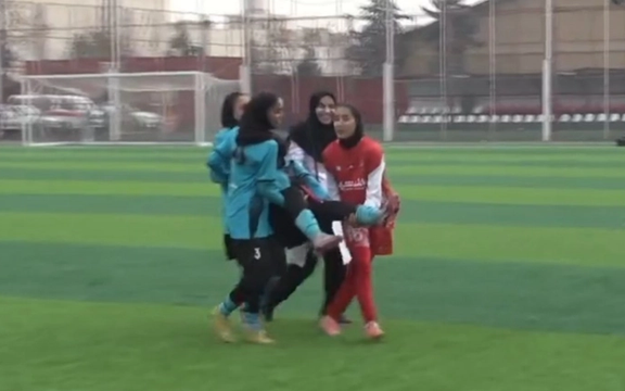 نبود برانکارد در دسته یک؛ حمل بازیکن مصدوم توسط سایر بازیکنان در بازی تیم زنان پرسپولیس