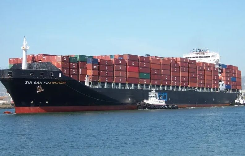 ۱۷ حمله به غرب یمن در یک روز؛ حوثی‌ها به سمت کشتی‌ای در دریای سرخ موشک زدند