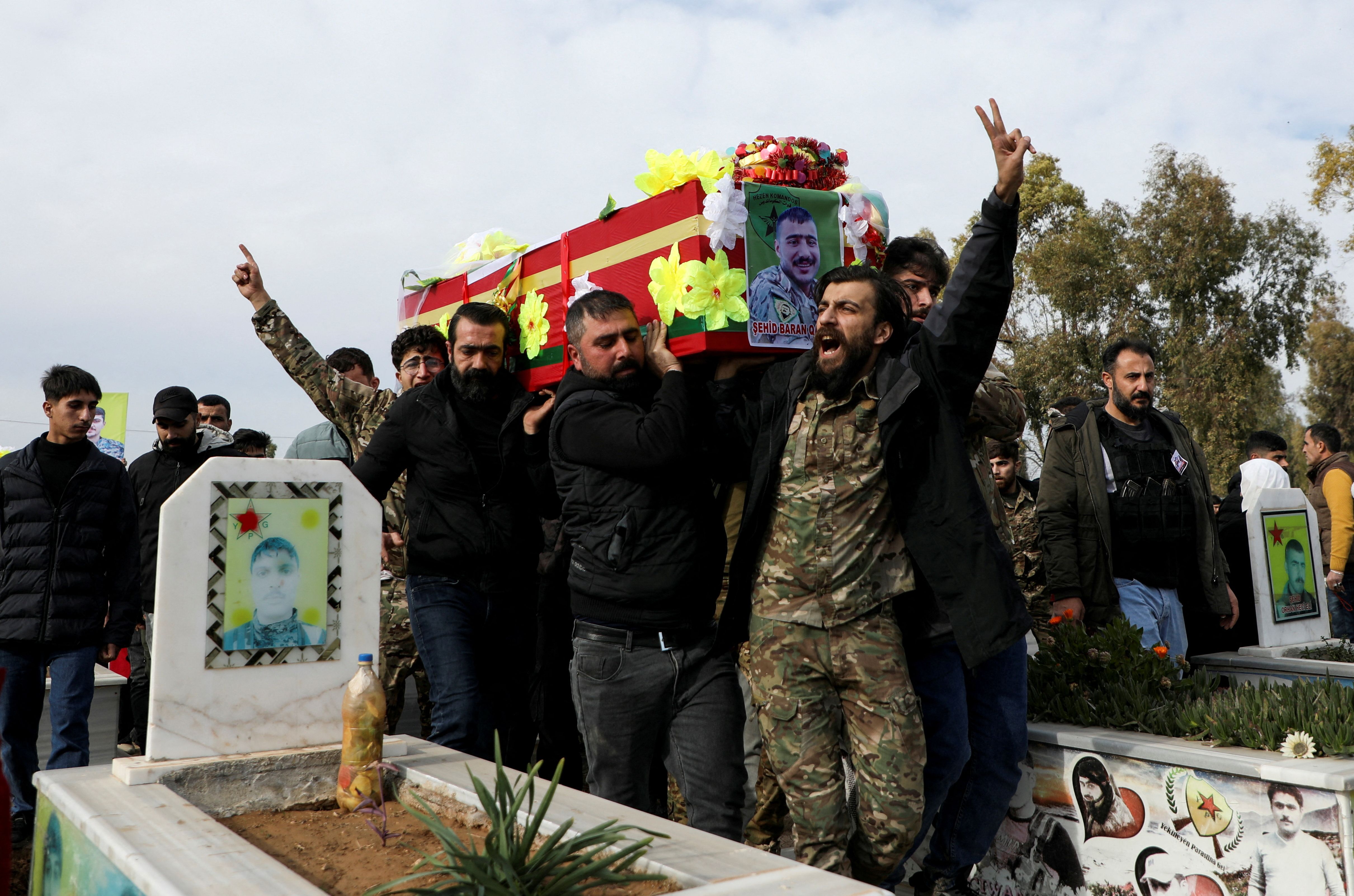 مراسم تشییع پیکر شماری از نیروهای دموکراتیک سوریه، شهر قامشلی، ششم دی 