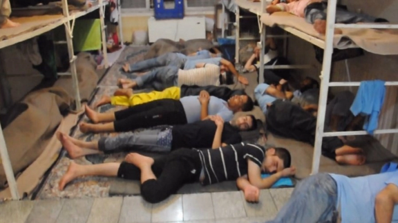 تصویر هکشده از کف زمین خوابیدن زندانیان در زندان اوین