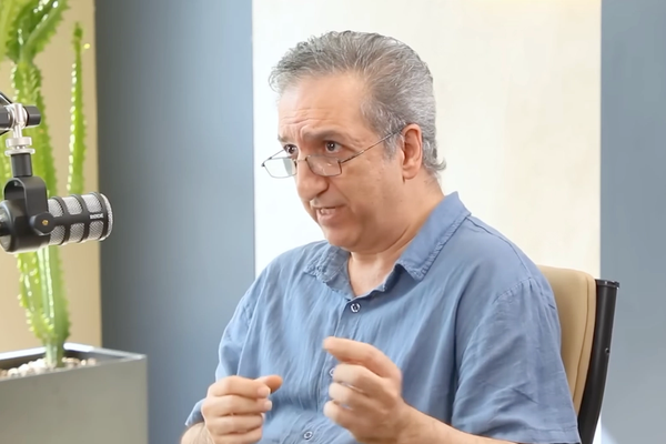 أكاديمي إيراني: المتطرفون يجمعون الثروة والنفوذ.. بدعم خامنئي