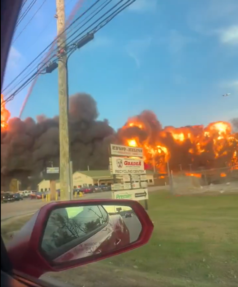  در پی سقوط یک هواپیمای باری، در فرودگاه لویی‌ویل ایالت کنتاکی آتش‌سوزی رخ داد