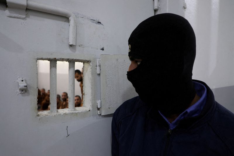 عکس آرشیوی: یک نگهبان به مبارزان داعش در زندان الصناع در حسکه نگاه می‌کند