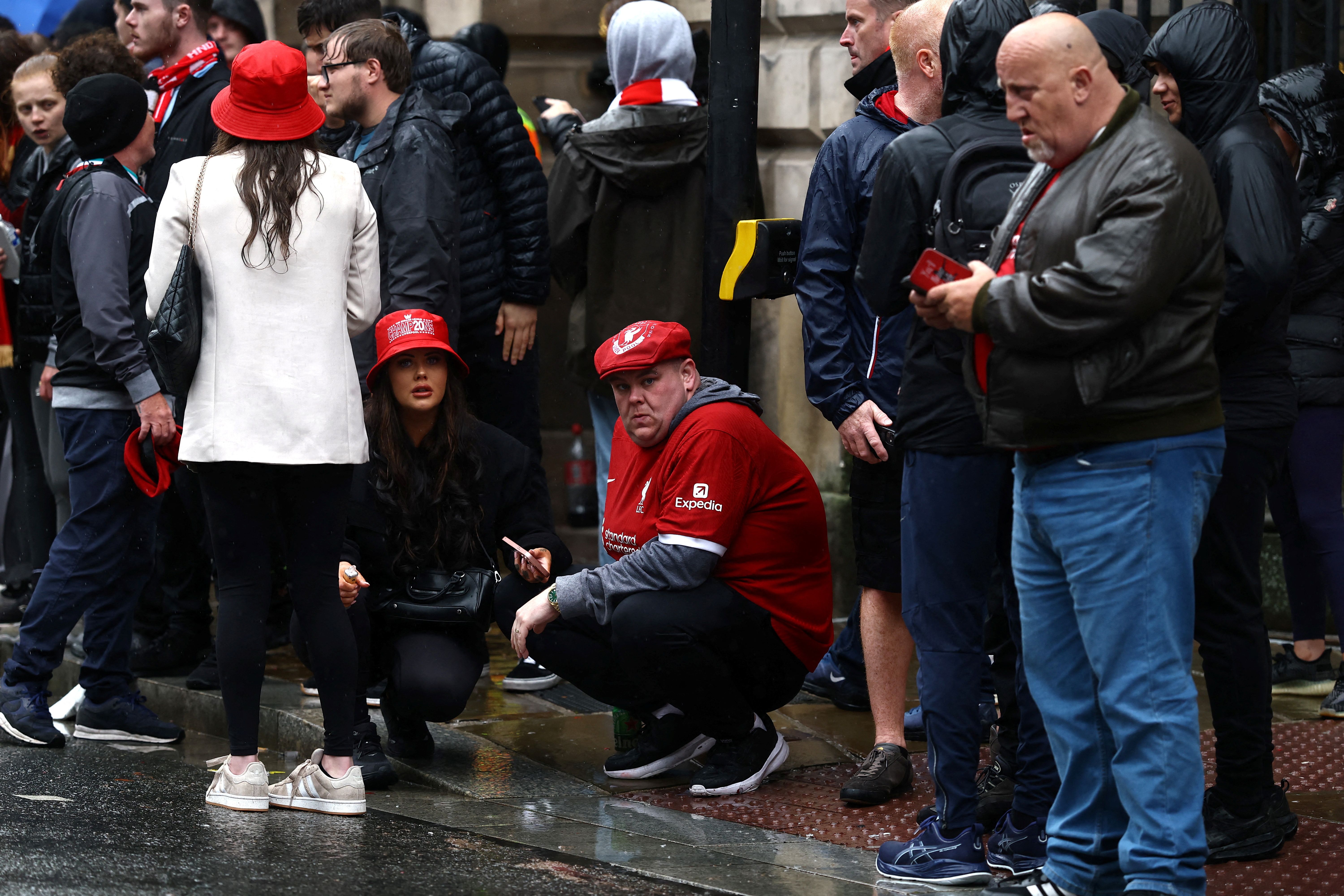 برخورد یک خودرو با هواداران؛ چند هوادار لیورپول مجروح شدند، نخست وزیر بریتانیا هم‌دردی کرد