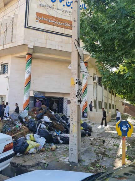 پاکبانهای یاسوج در حرکتی اعتراضی مقابل تامین اجتماعی زباله خالی کردند