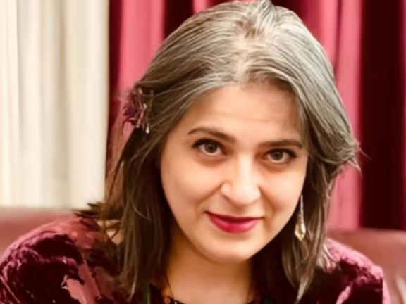 الحكم على سينمائية إيرانية بغرامة مالية وإلغاء جواز السفر ومنع مغادرة البلاد 18 شهرا