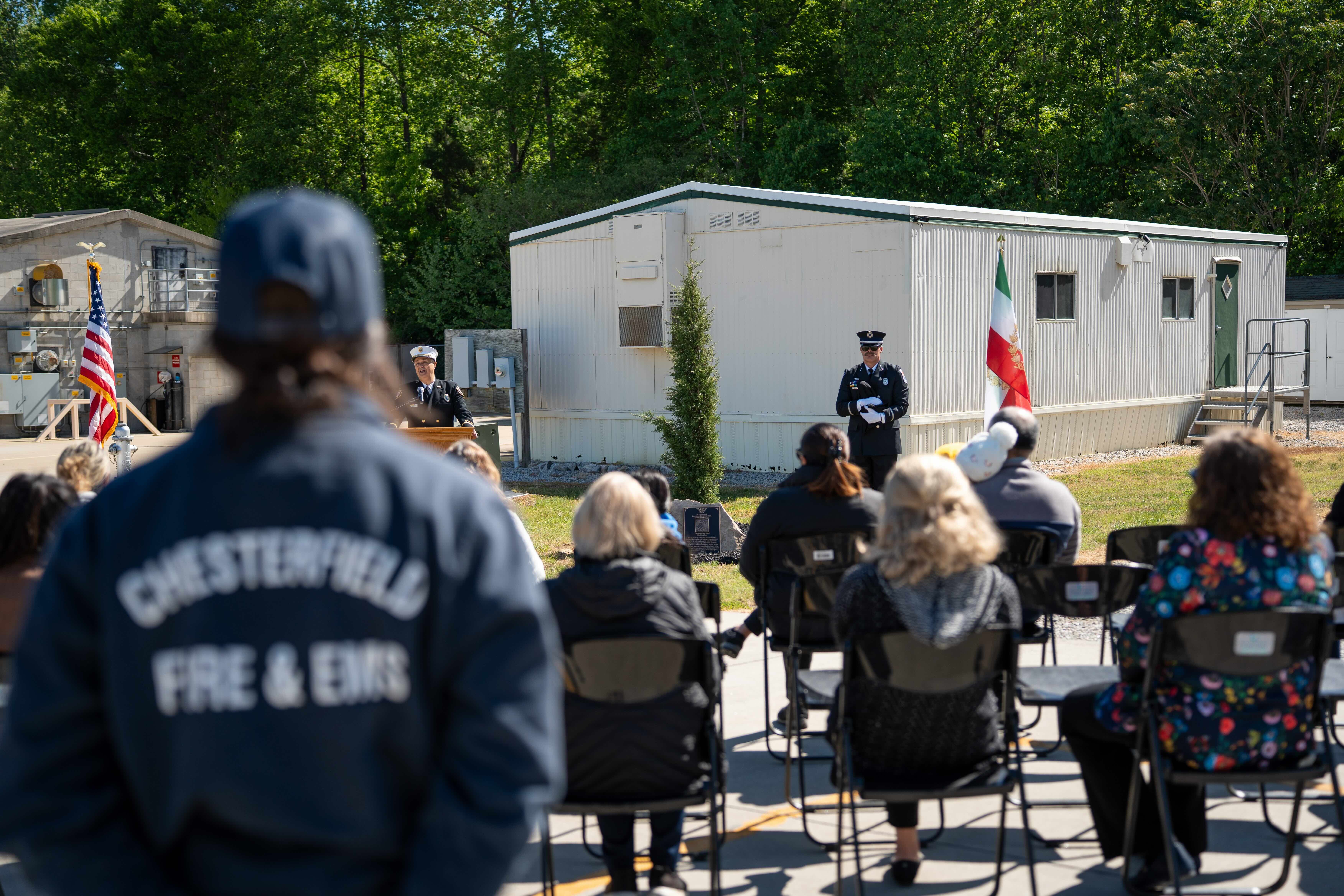 آتش‌نشانان آمریکا به حمید مهدوی، آتش‌نشانی که در انقلاب ملی جان باخت، ادای احترام کردند