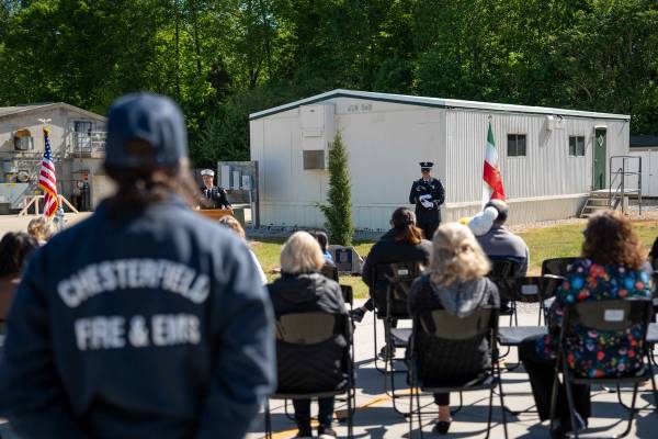 آتشنشانان آمریکا به حمید مهدوی، آتشنشانی که در انقلاب ملی جان باخت، ادای احترام کردند