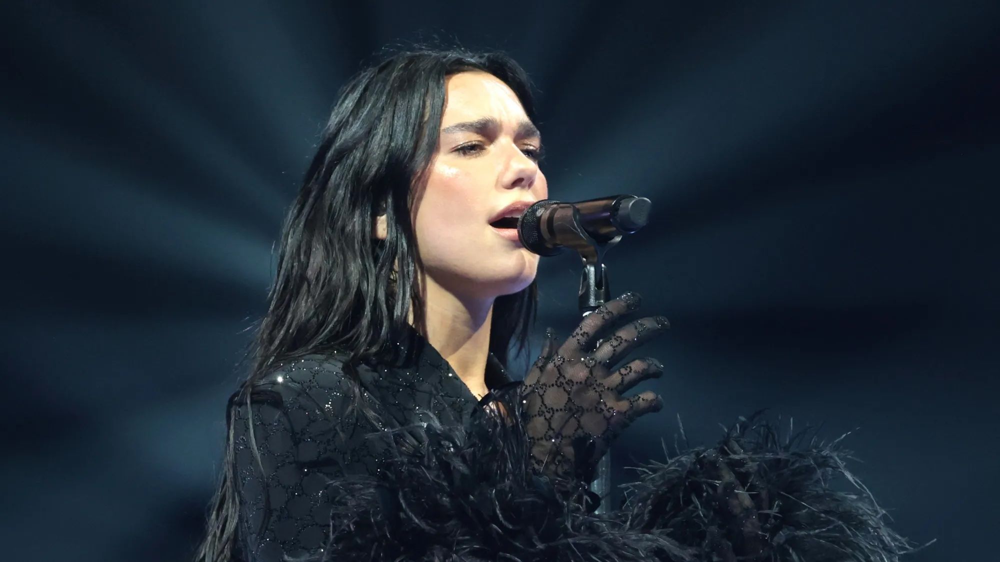 خواننده بریتانیایی: چشمتان به ایران باشد، شاهد کشتاری بی‌سابقه هستیم