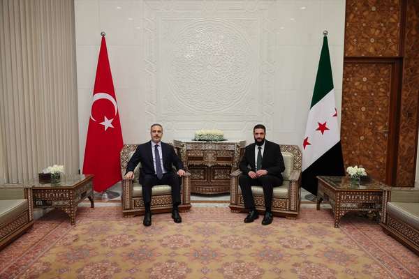 Turkey FM meets HTS leader in Damascus