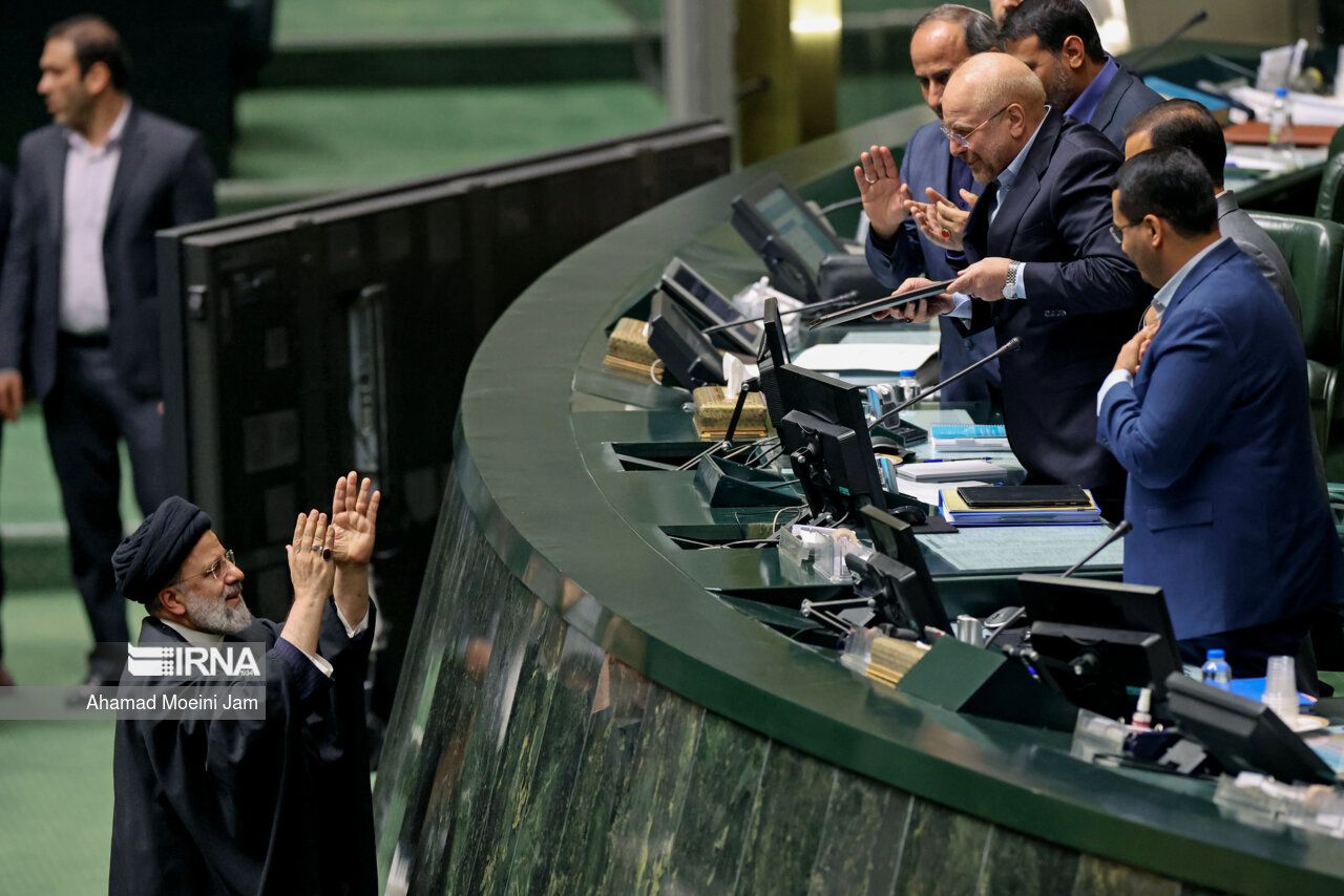 Iranian President Ebrahim Raisi (left) and Parliament Speaker Mohammad-Bagher Ghalibaf during a session of the parliament to submit the budget bill on December 5, 2023