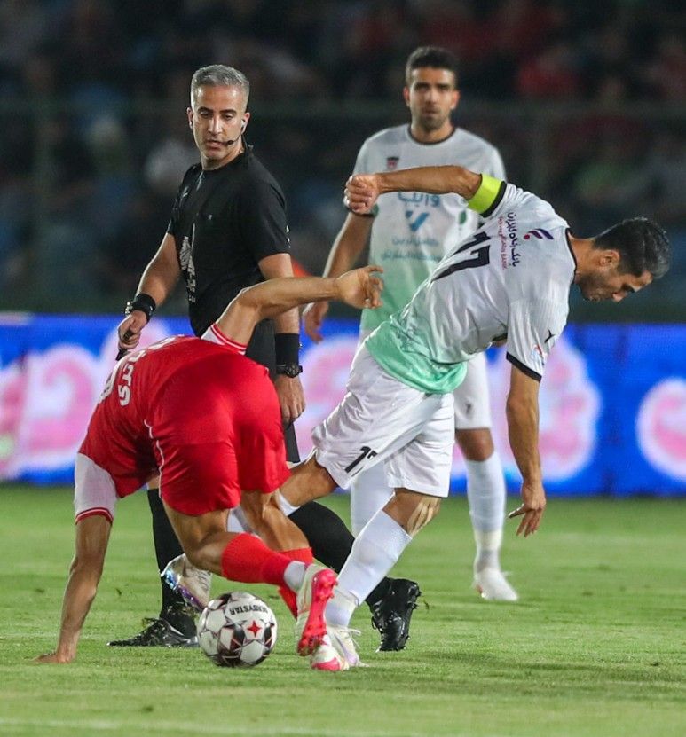 در اعتراض به داوری بازی با پرسپولیس؛ فرشید اسماعیلی در اتاق داوران را شکست