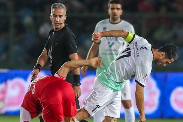 در اعتراض به داوری بازی با پرسپولیس؛ فرشید اسماعیلی در اتاق داوران را شکست