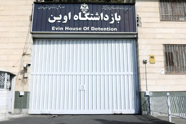نقل سجين سياسي إيراني إلى مكان مجهول بعد تعرضه للضرب المبرح في سجن "إيفين"