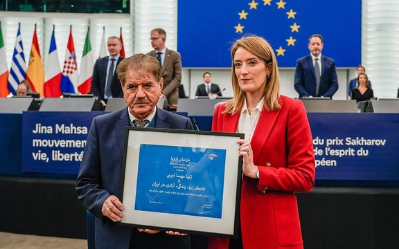 ماموران امنیتی با ورود صالح نیکبخت به ایران، جایزه ساخاروف مهسا ژینا امینی را از او گرفتند