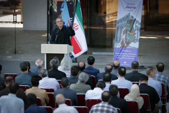 الرئيس الإيراني: لا خيار أمامنا سوى الإغلاق لمعالجة أزمات الماء والكهرباء