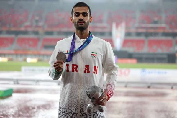 علی امیریان: مسیر روستا تا شهر را میدویدم، در میوهفروشی کار میکردم