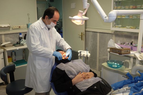 طقم أسنان محلي الصنع في إيران يساوي راتب شهر كامل لعامل