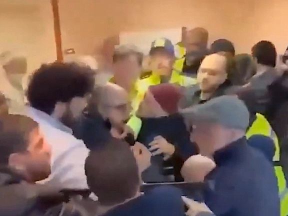 پلیس ایرلند مرکز اسلامی دوبلین را در پی درگیری فیزیکی شدید مسلمانان در آن موقتا تعطیل کرد