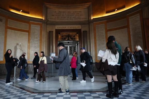 حضور بازدیدکنندگان در محل سرقت جواهرات سلطنتی از موزه لوور پاریس، ۳۰ مهر